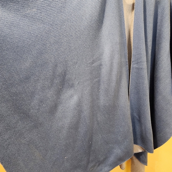 KEVIA Large 100% Acrylic Blue Poncho - Picture 3 of 10